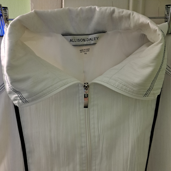 Allison Daley Vest - Picture 7 of 13